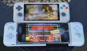 Android retro gaming handheld vs. iPhone with delta emulator.