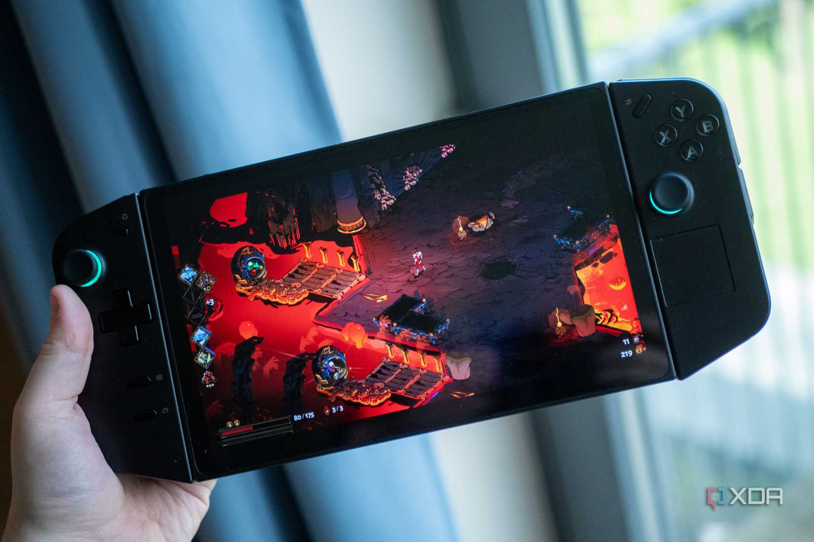 Jugando a Hades en la legión de Lenovo Go.