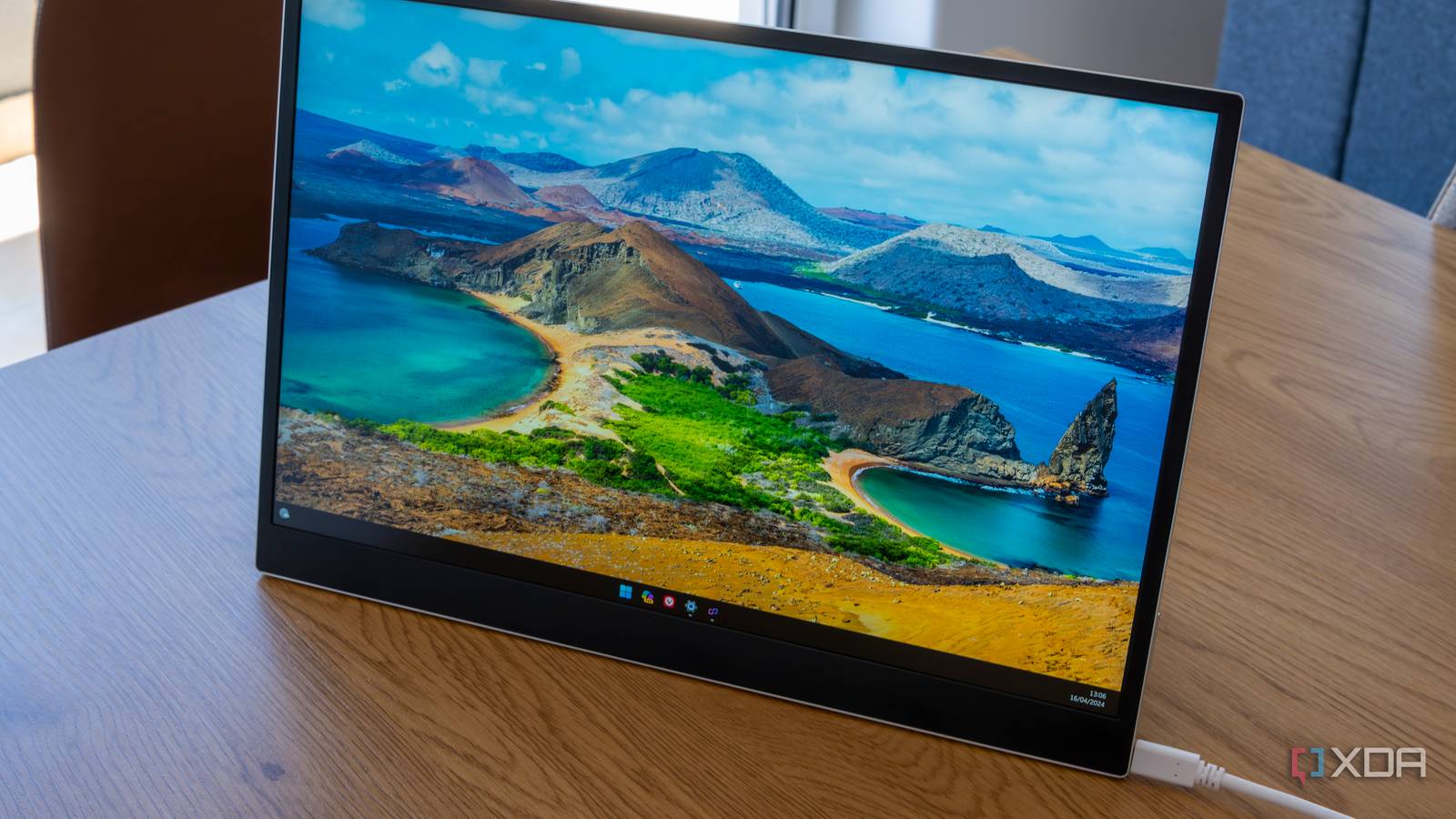 Lenovo ThinkPad X1 Carbon Laptop 14.0 WUXGA (Intel Ultra 7 155U, 32GB  LPDDR5X, 2TB PCIe SSD, Win 11 Pro) w/USB Hub Black 21KCS45500 - Best Buy, image size:1600x900