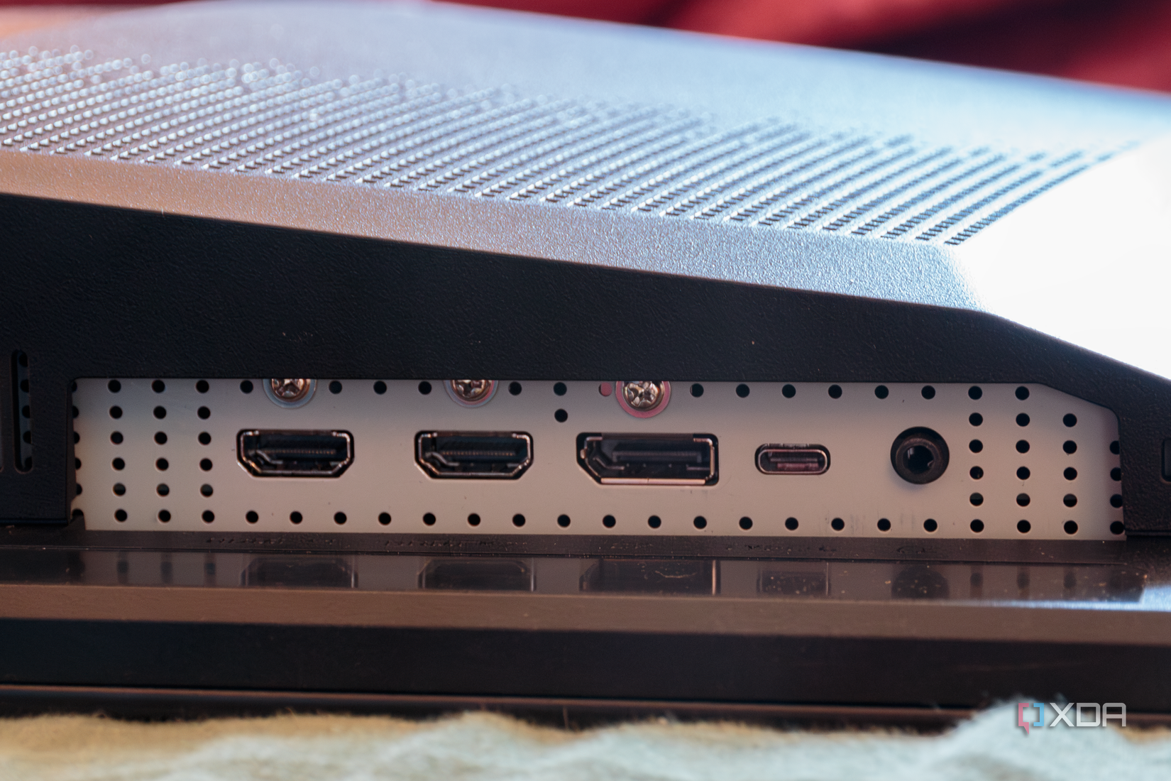 The ports on the bottom of the MSI MAG 271QPX