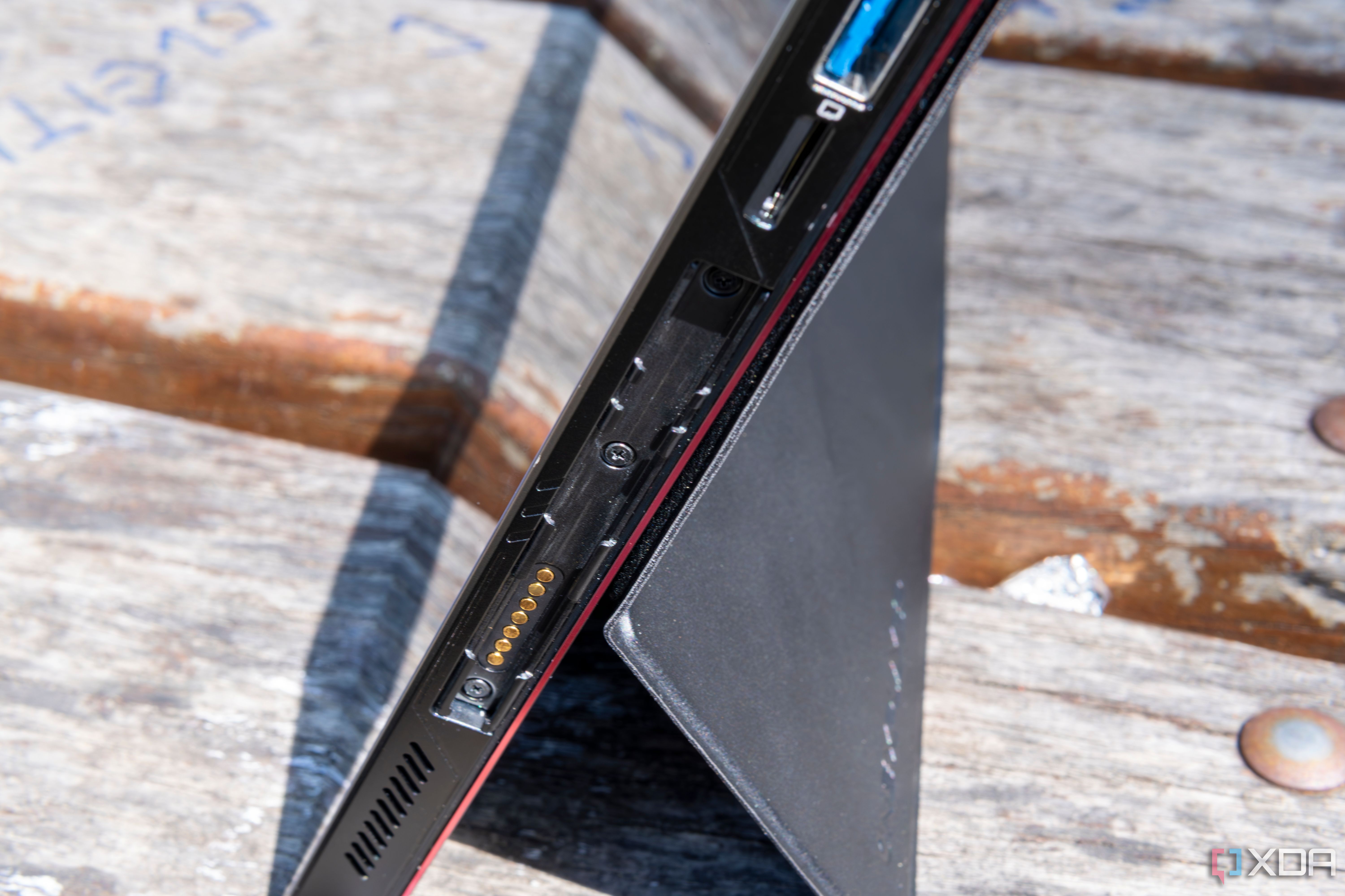 Close-up of the controller connector on the One XPlayer X1