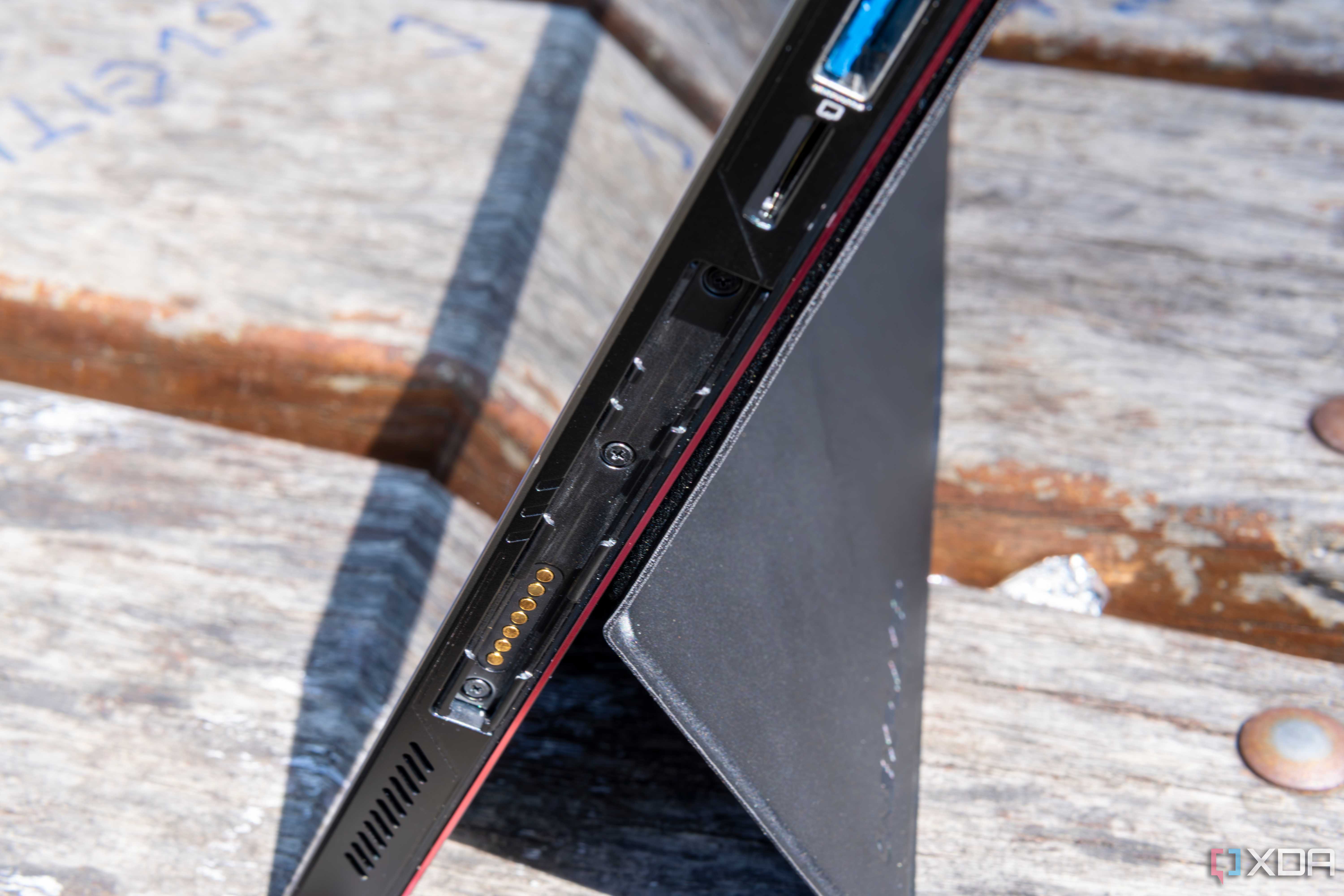 Close-up of the controller connector on the One XPlayer X1