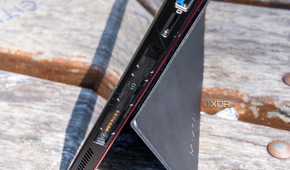 Close-up of the controller connector on the One XPlayer X1