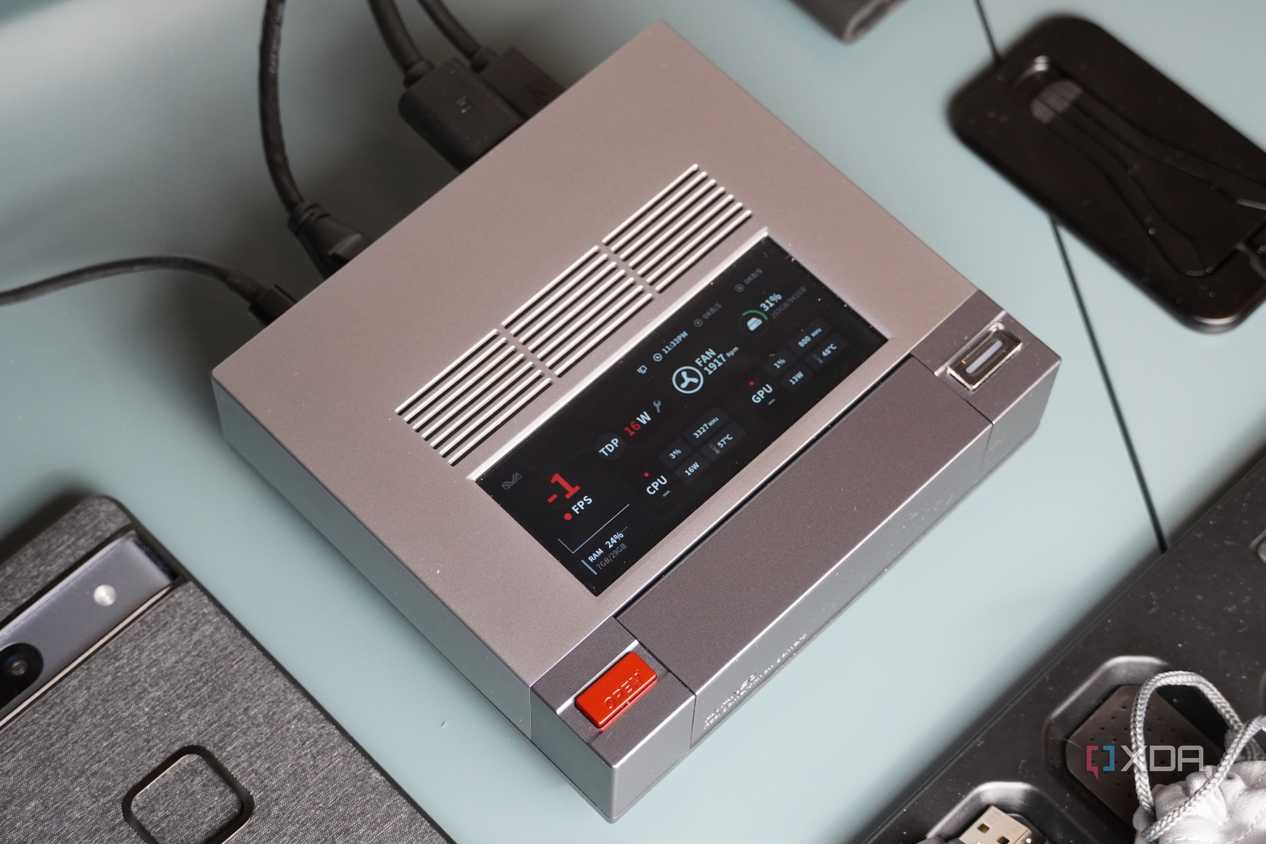 The built-in screen on the Ayaneo AM02.