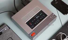 The built-in screen on the Ayaneo AM02.