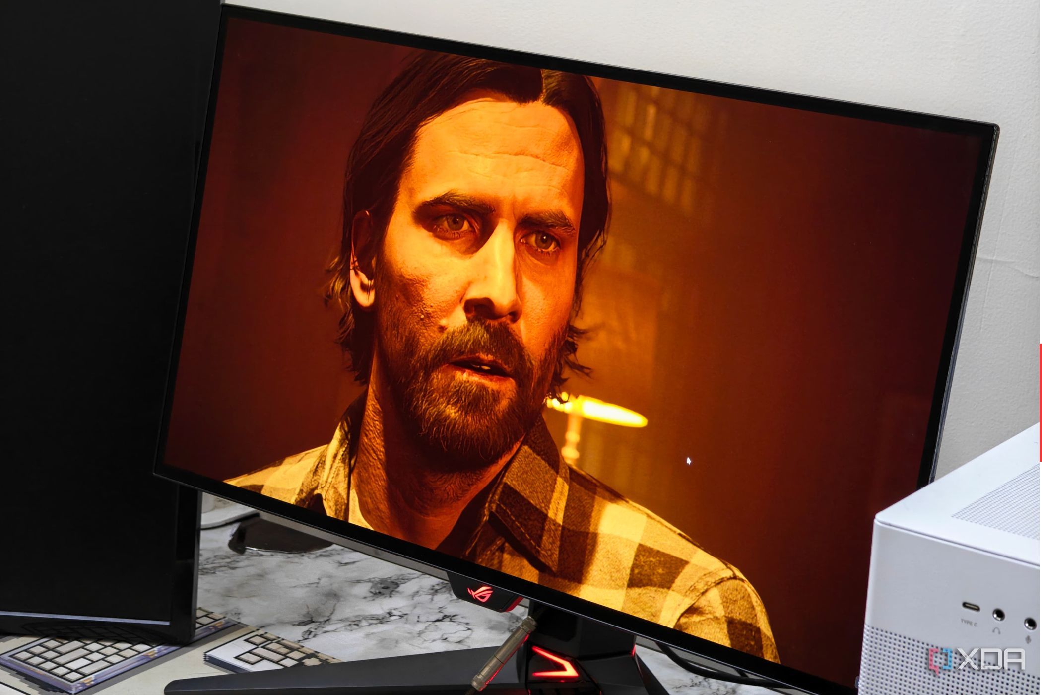Una imagen que muestra el monitor Asus ROG Swift PG27AQDM mostrando una captura de pantalla del juego Alan Wake 2.