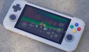 Mario Kart running on a Retroid Pocket 4 Pro.