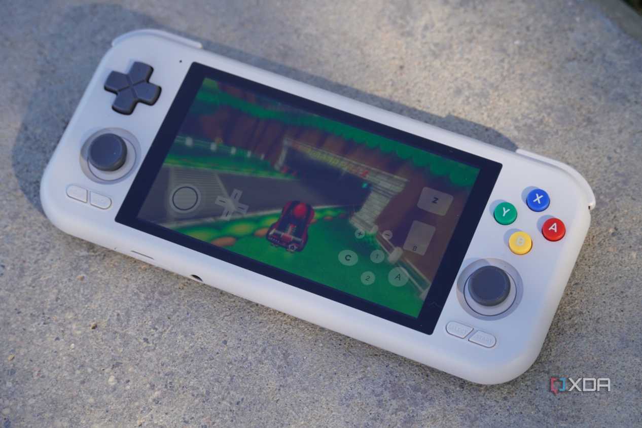 Mario Kart running on a Retroid Pocket handheld.