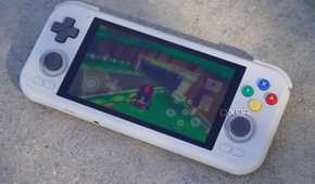 Mario Kart running on a Retroid Pocket handheld.