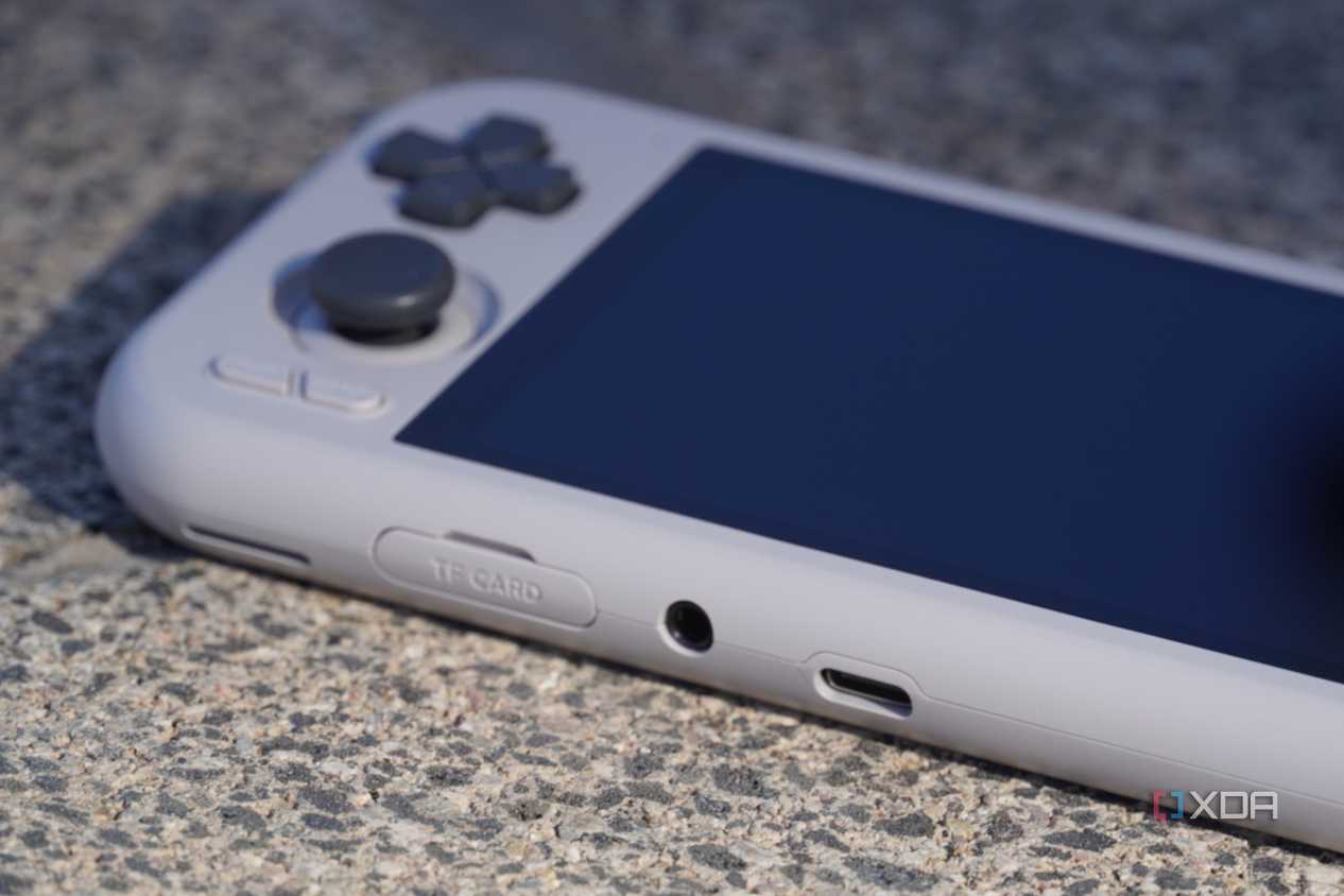The ports on the Retroid Pocket 4 Pro.