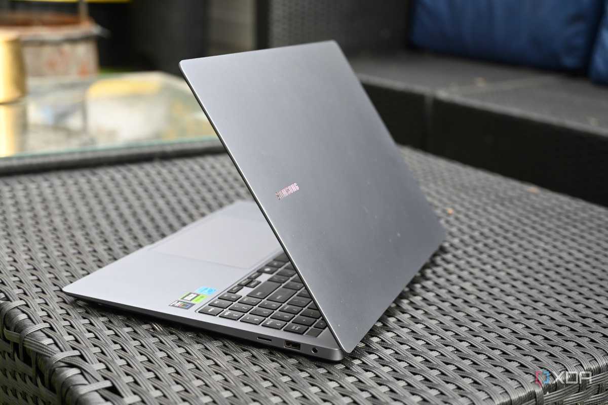 Samsung Galaxy Book 4 Ultra outdoor side
