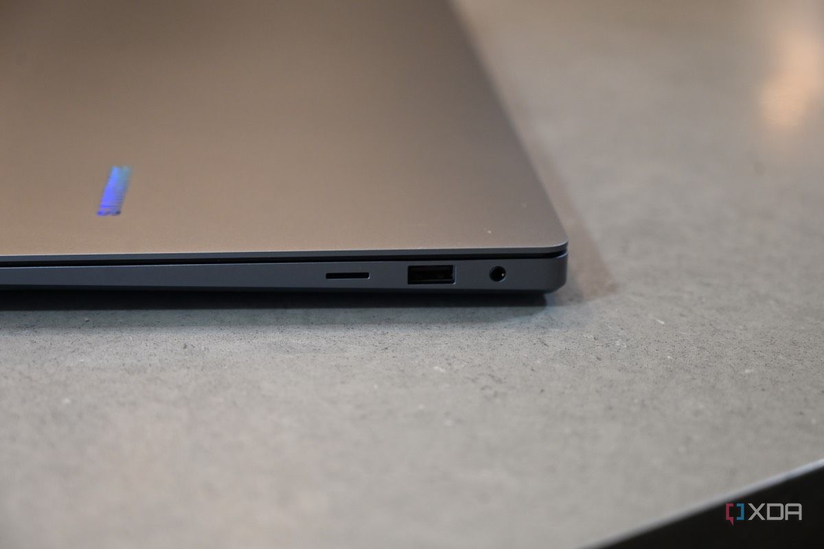 Right side view of Samsung Galaxy Book 4 Ultra ports left