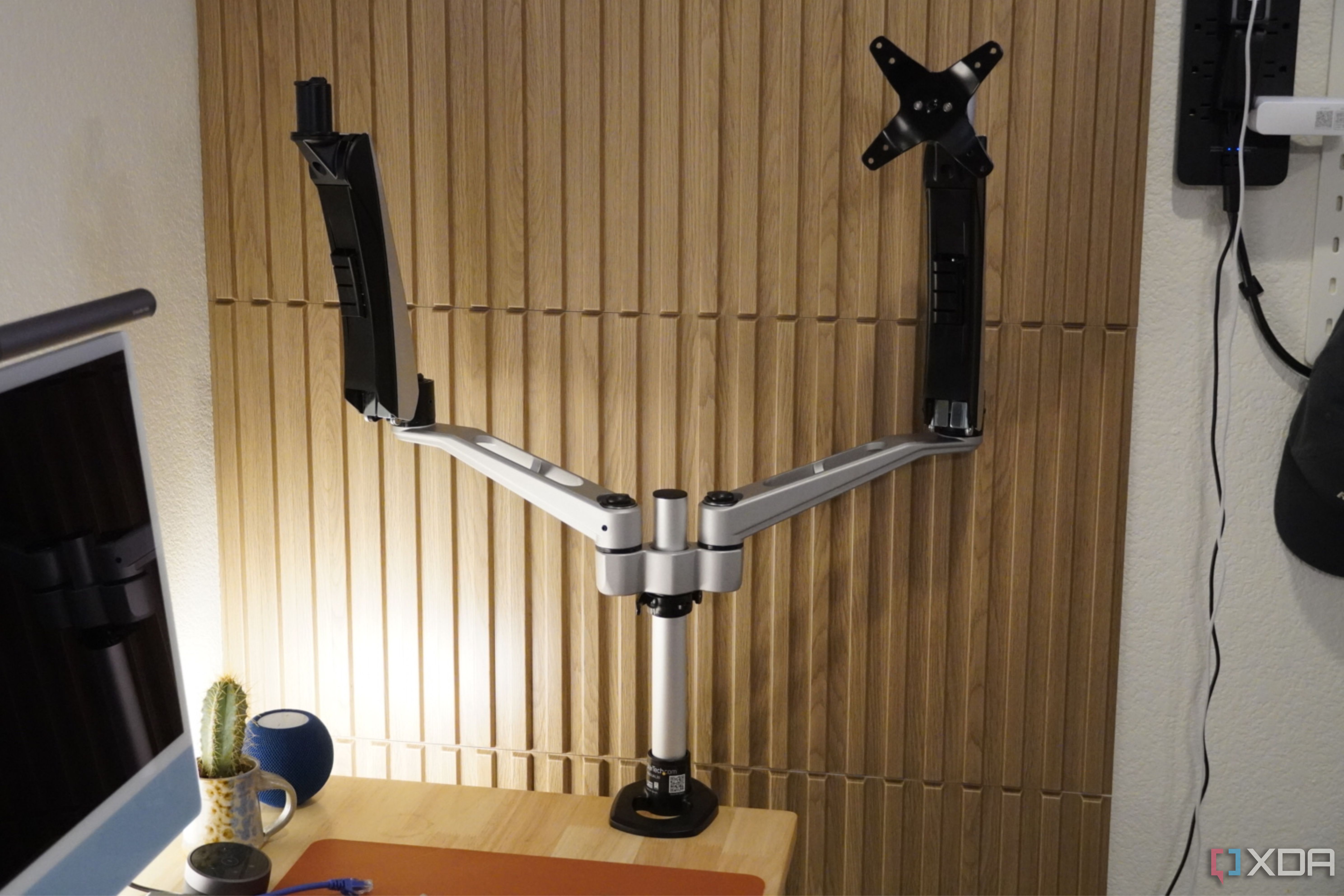 The swivel and spring arms on a StarTech mount.