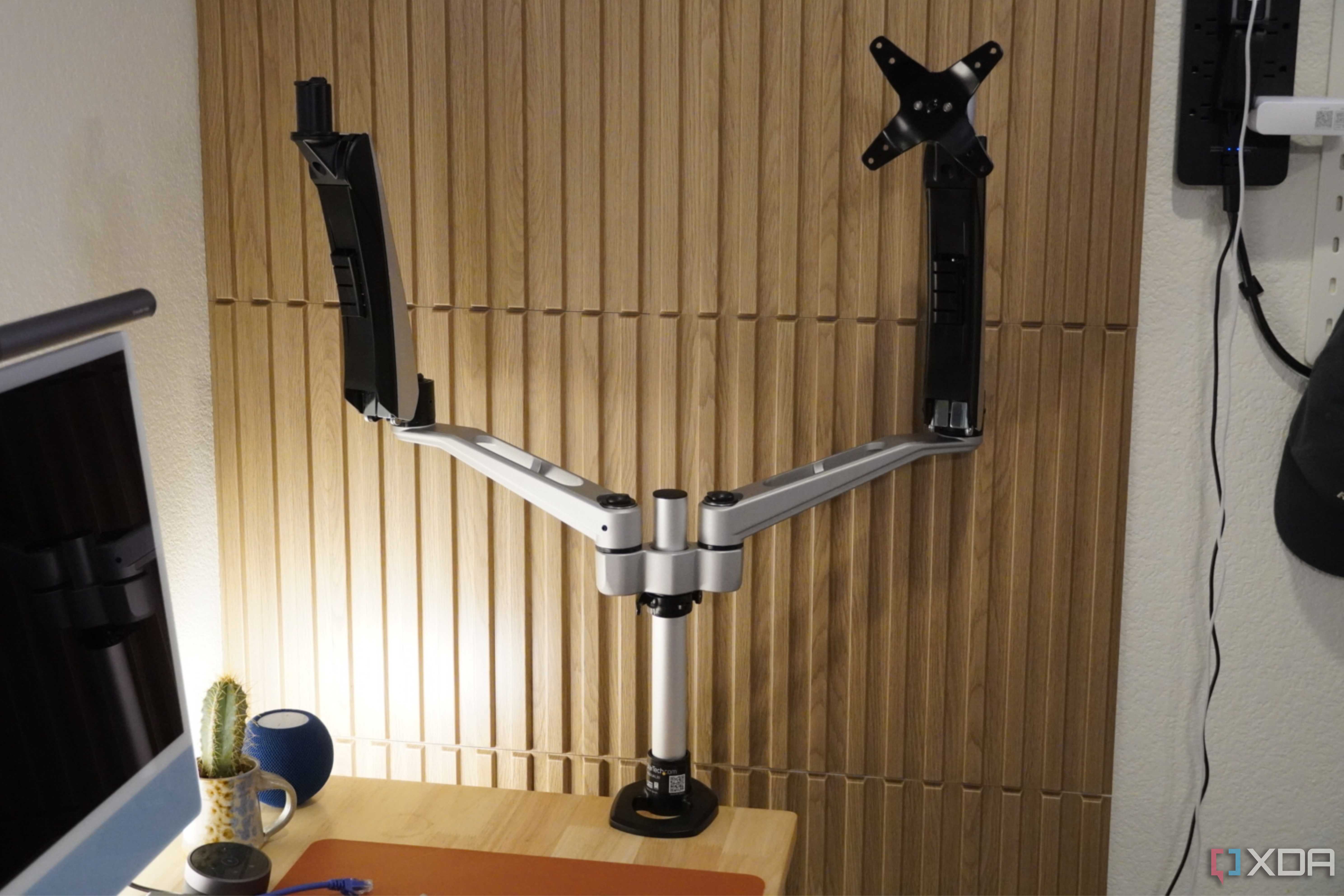The swivel and spring arms on a StarTech mount.
