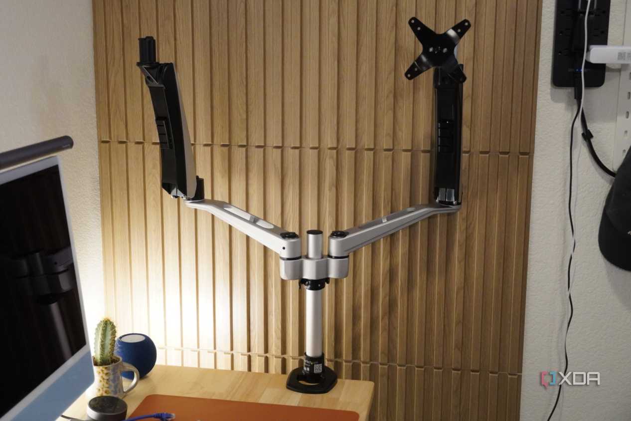 The swivel and spring arms on a StarTech mount.
