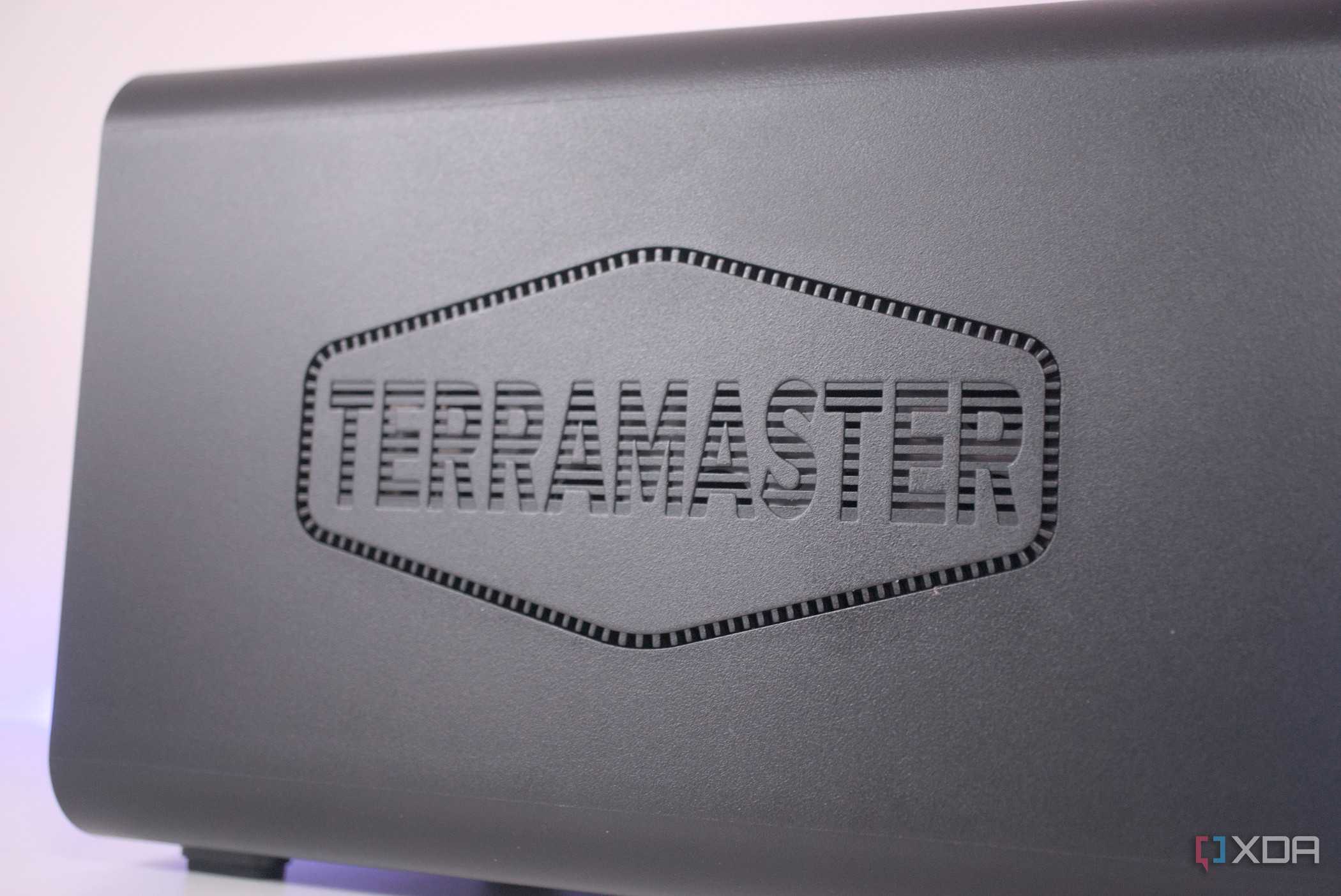 terramaster-f4-424-pro-side-branding