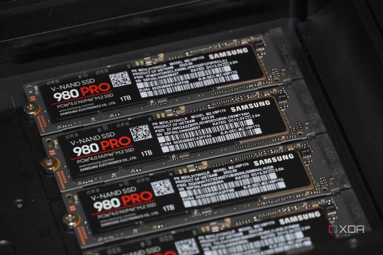 Samsung SSDs inside the Ugreen NAS.
