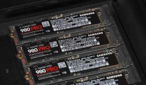 Samsung SSDs inside the Ugreen NAS.