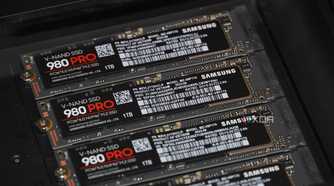 Samsung SSDs inside the Ugreen NAS.