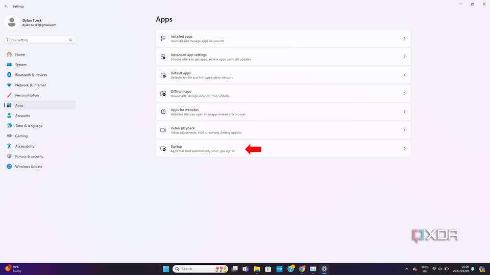 An arrow pointing to the startup option in the Apps tab