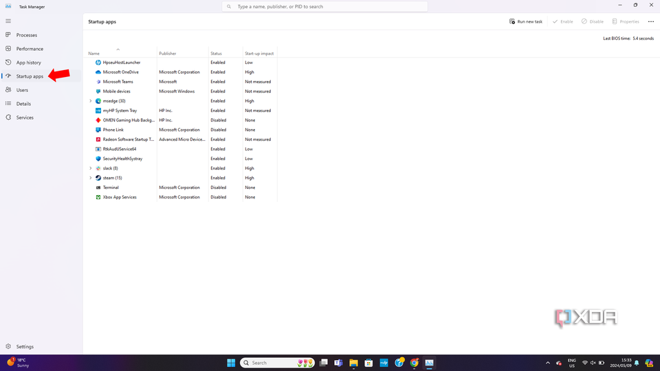 The Windows settings menu, with an arrow pointing to the apps tab