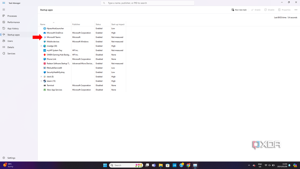 An arrow pointing at the Teams application in the start-up tab