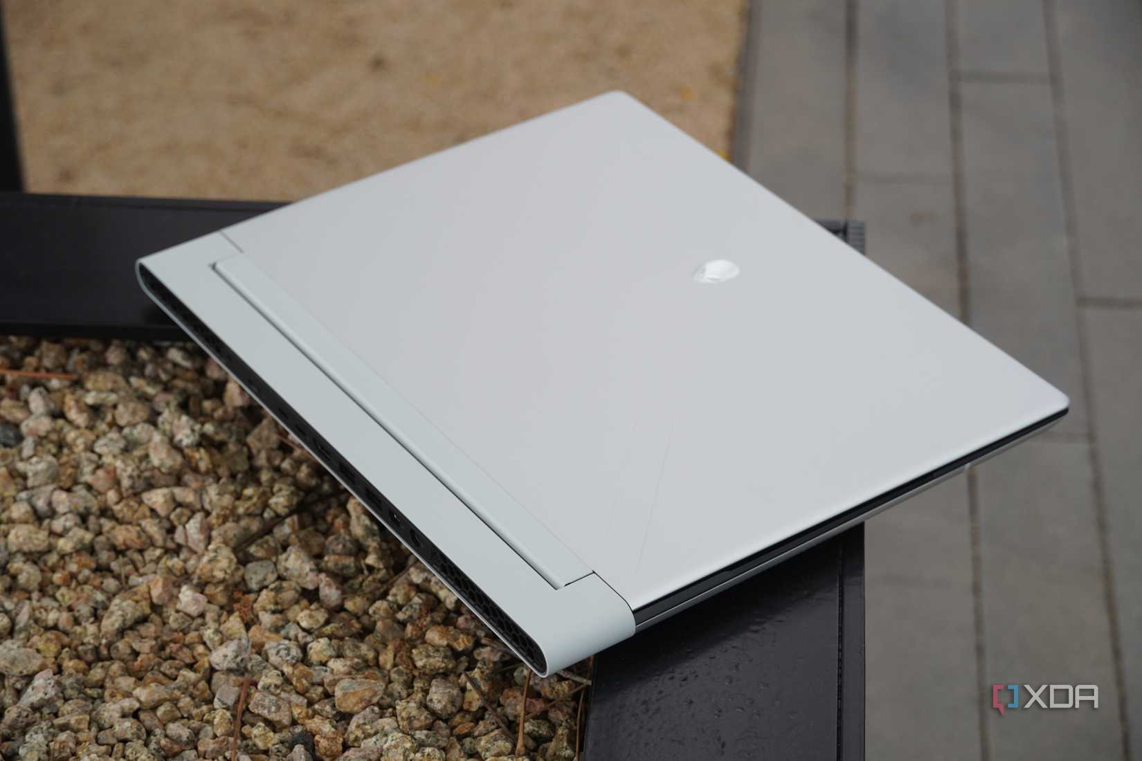 Alienware x16 R2 vs Razer Blade 16