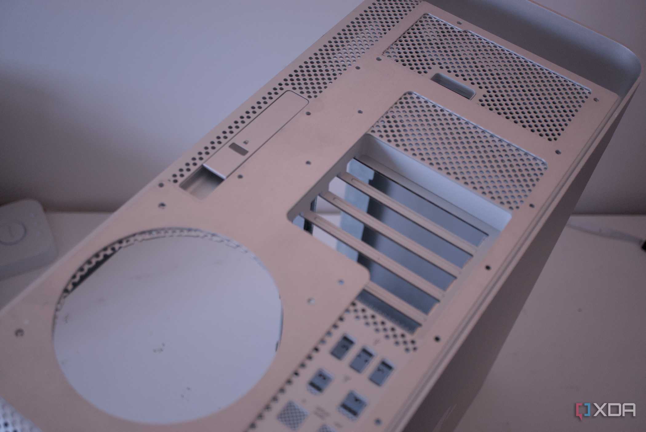 Positioning the Mac G5 rear panel replacement