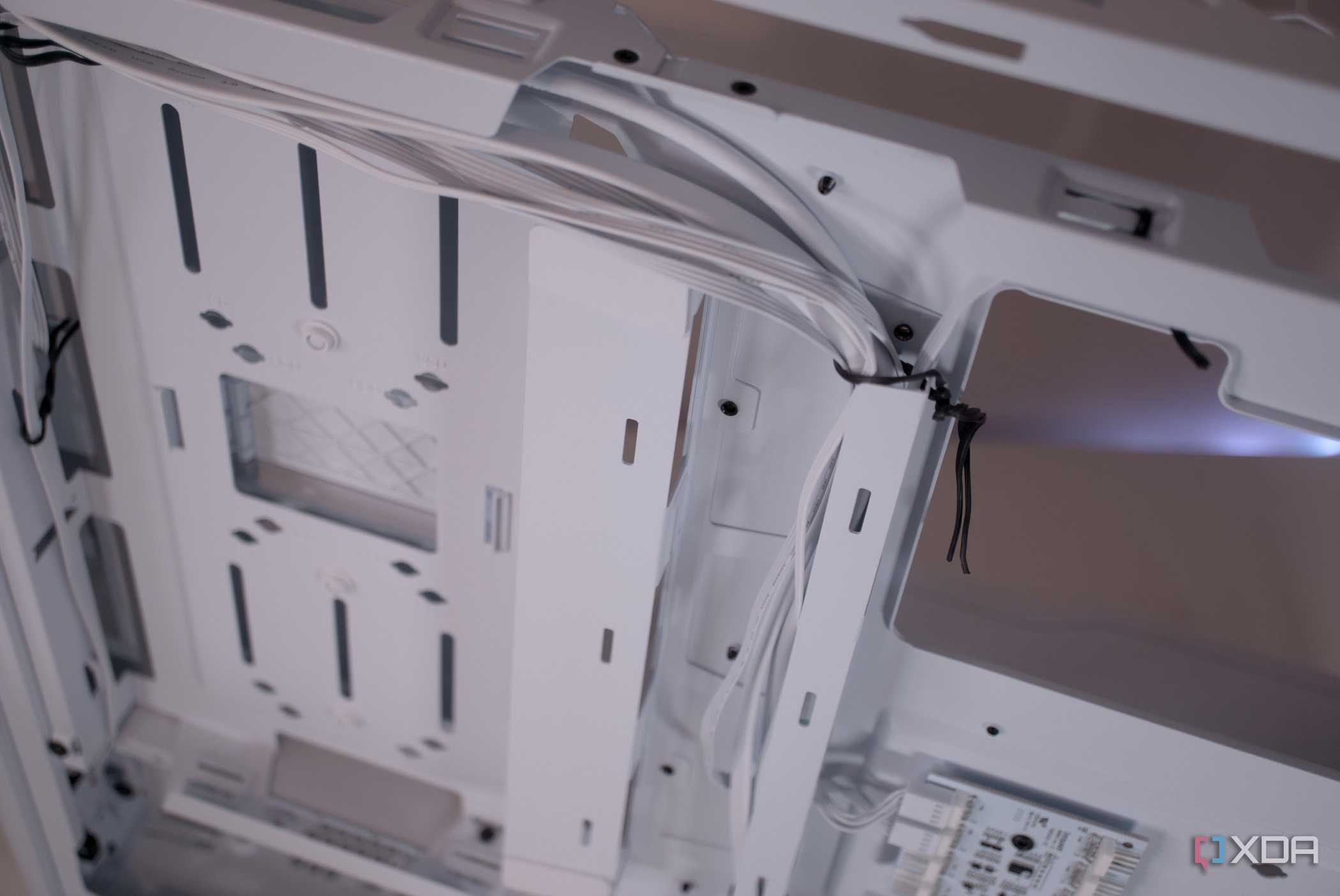 Cable management inside the be quiet! Dark Base 701