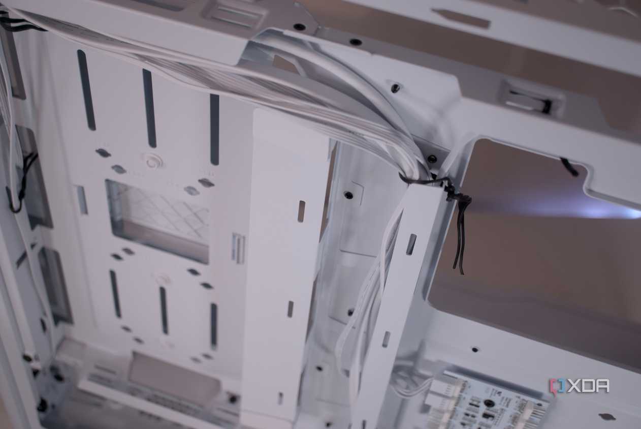 Cable management inside the be quiet! Dark Base 701