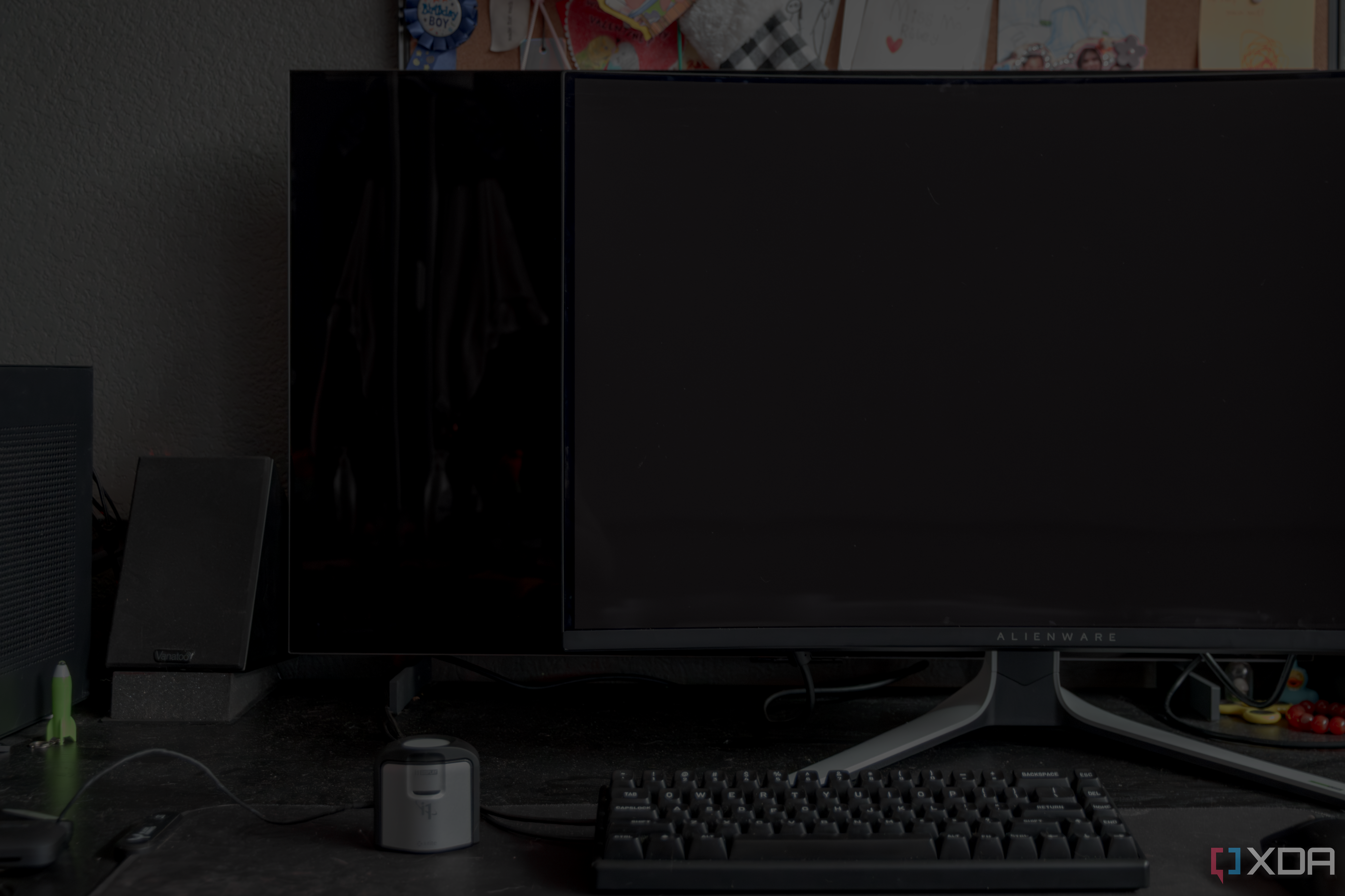 A black level comparison between the Dell AW3225QF and the LG C2 in dim lighting.