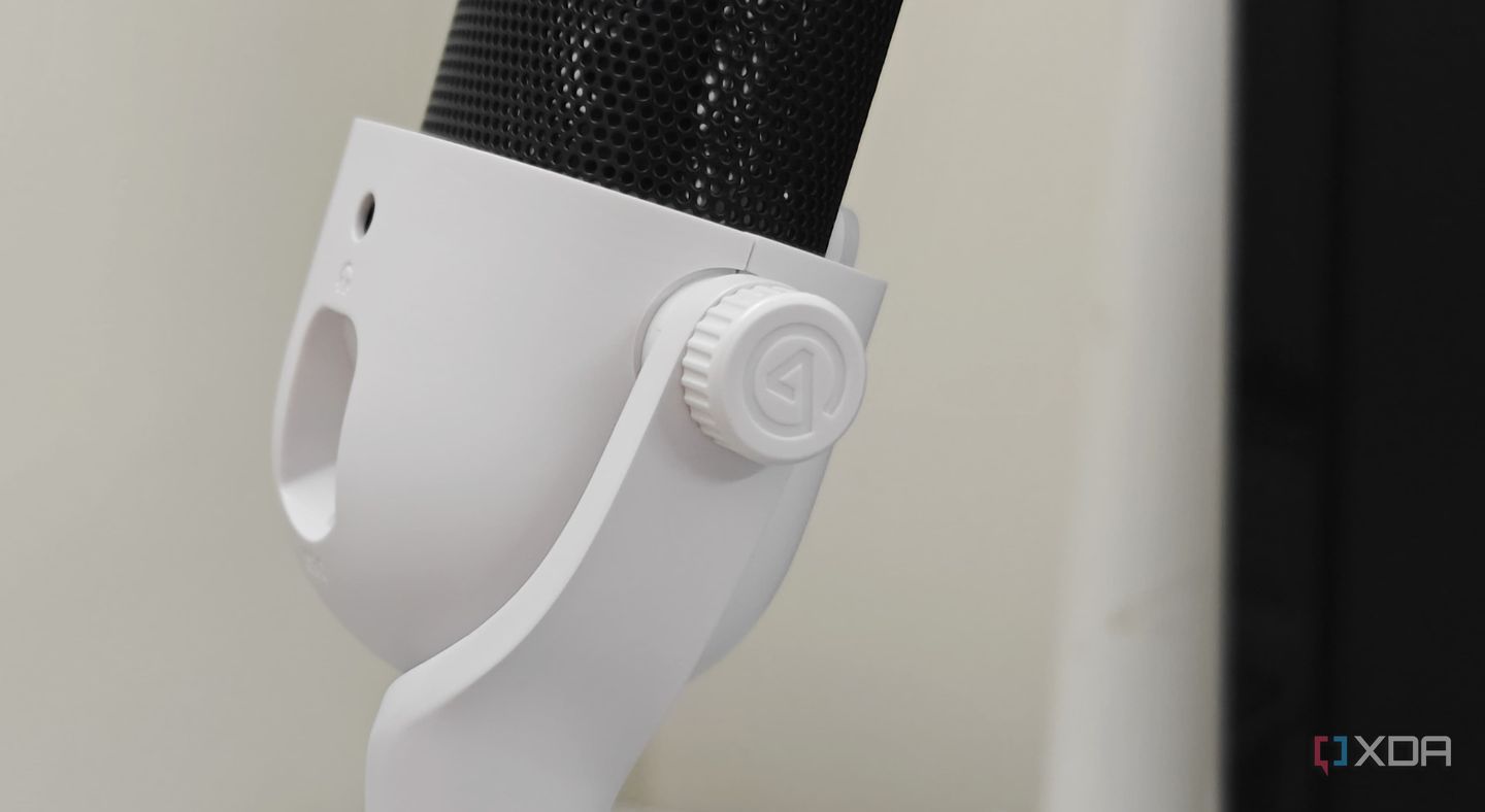 An image showing a thumbscrew on the Wave Neo mic with Elgato logo.