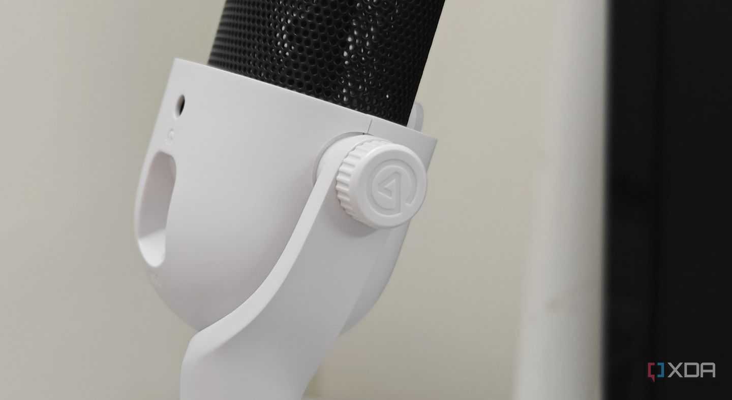An image showing a thumbscrew on the Wave Neo mic with Elgato logo.