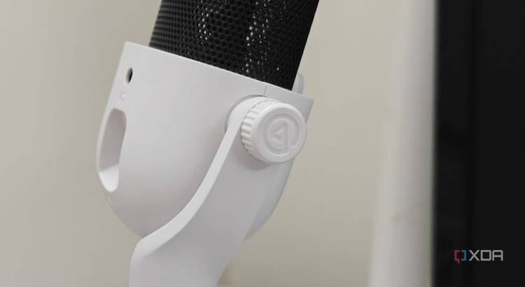 An image showing a thumbscrew on the Wave Neo mic with Elgato logo.