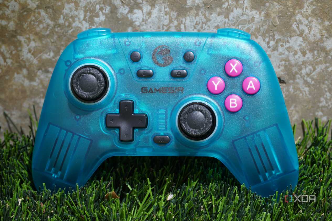 The GameSir Nova in grass.
