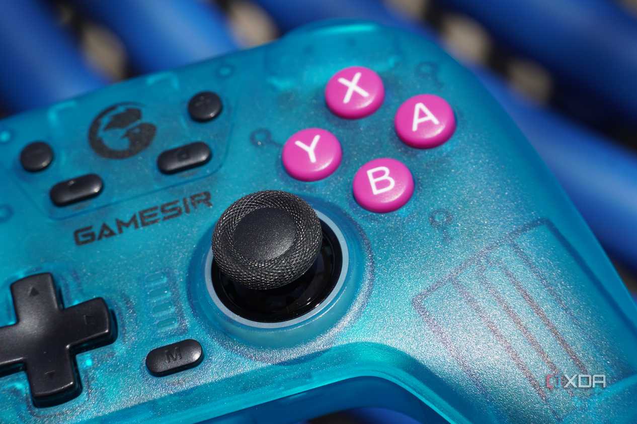 An angled view of the face buttons and joysticks on the GameSir Nova.