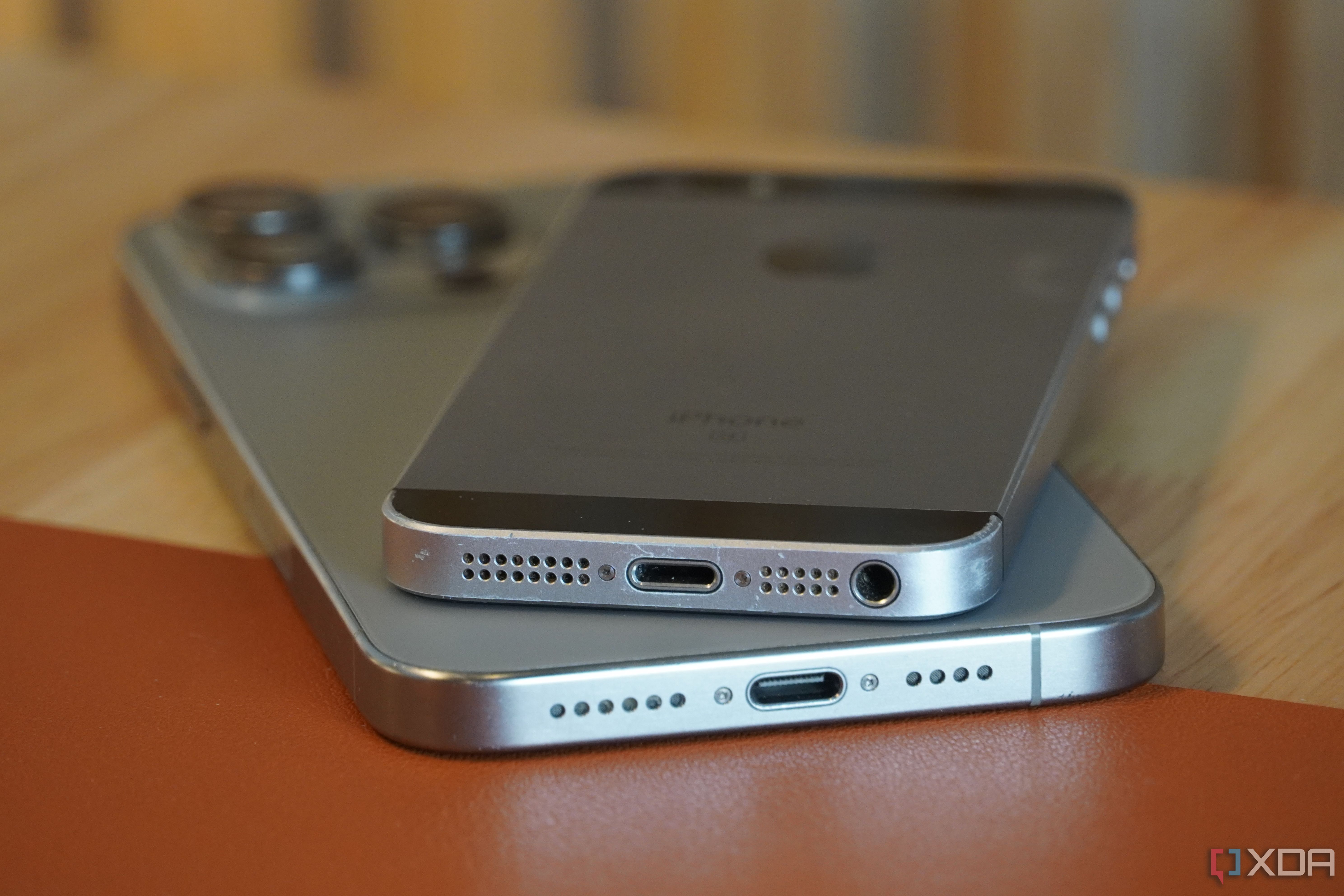 Two iPhones on a desk.