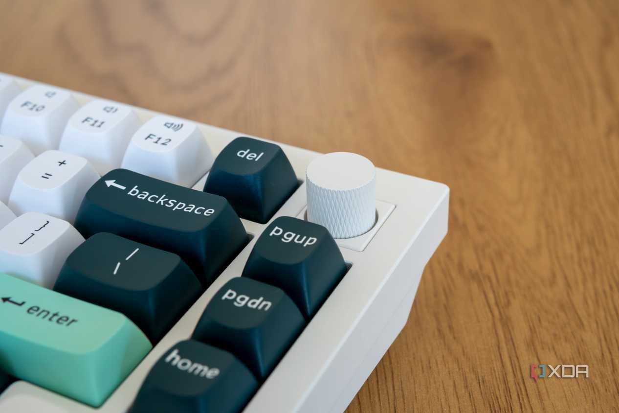 Close-up of the volume knob on the Keychron Q1 HE