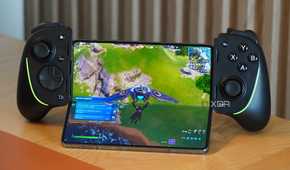 Fortnite on a Galaxy Z Fold 4 connected to the Razer Kishi Ultra.