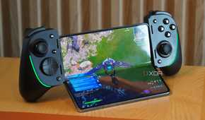 Fortnite on a Galaxy Z Fold 4 connected to the Razer Kishi Ultra.