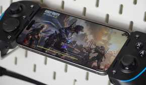 An iPhone 15 Pro Max connected to the Razer Kishi Ultra.