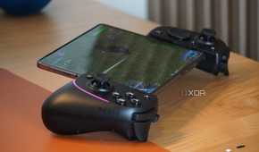 Fortnite on a Galaxy Z Fold 4 connected to the Razer Kishi Ultra.