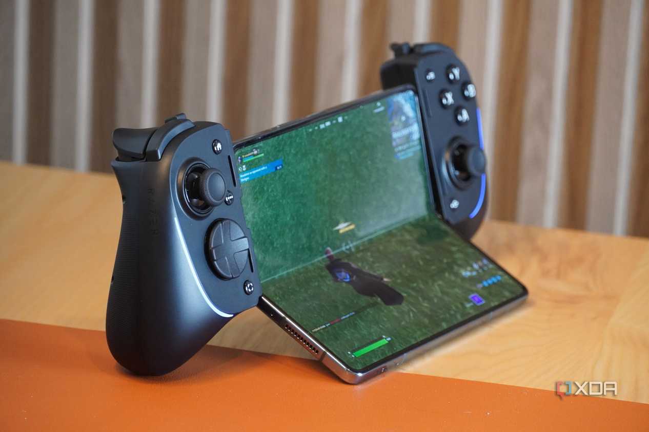 Fortnite on a Galaxy Z Fold 4 connected to the Razer Kishi Ultra.