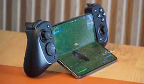 Fortnite on a Galaxy Z Fold 4 connected to the Razer Kishi Ultra.