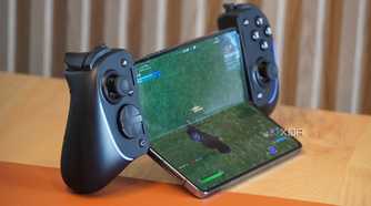 Fortnite on a Galaxy Z Fold 4 connected to the Razer Kishi Ultra.