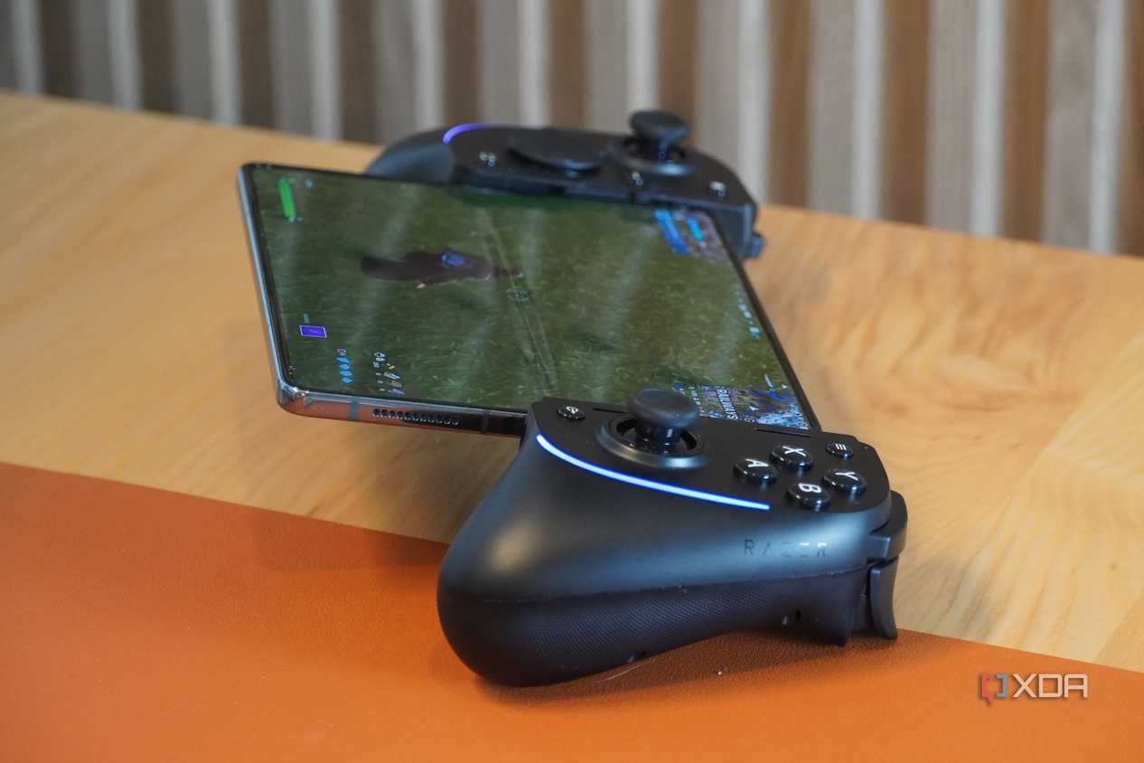Fortnite on a Galaxy Z Fold 4 connected to the Razer Kishi Ultra.