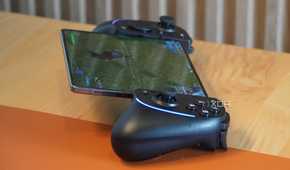 Fortnite on a Galaxy Z Fold 4 connected to the Razer Kishi Ultra.