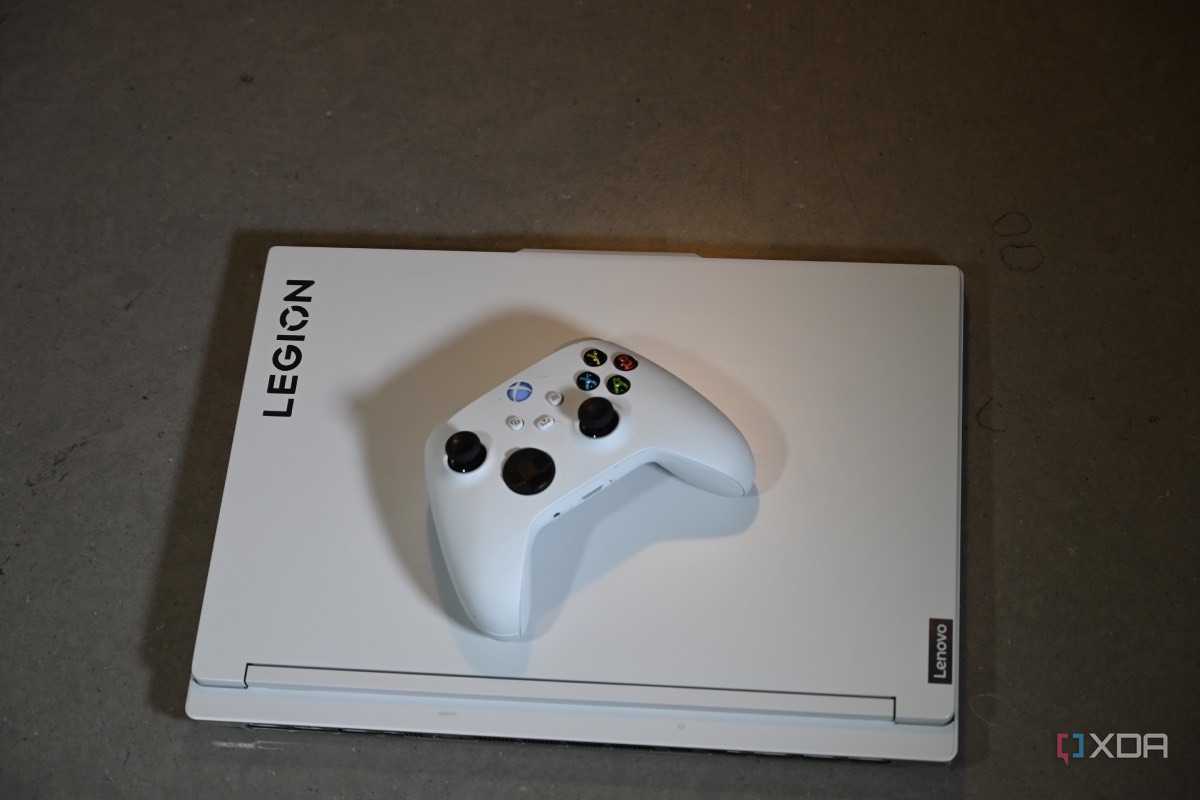 Top shot of Lenovo Legion 7i 16 9th Gen with white Xbox Series X controller
