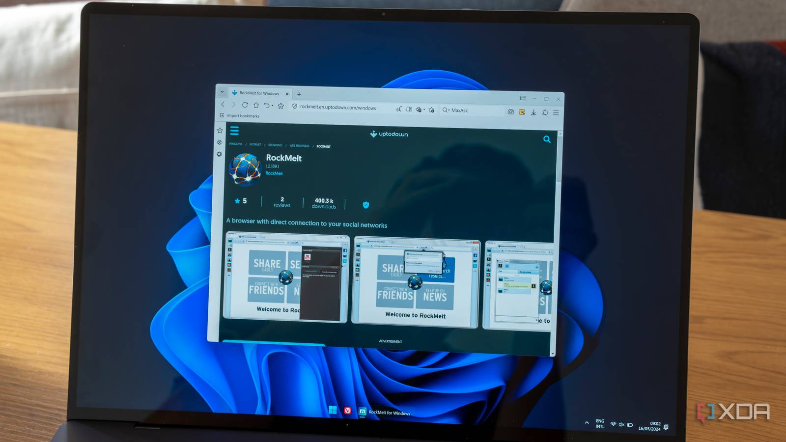 Maxthon Browser displaying a download page for the Rockmelt browser