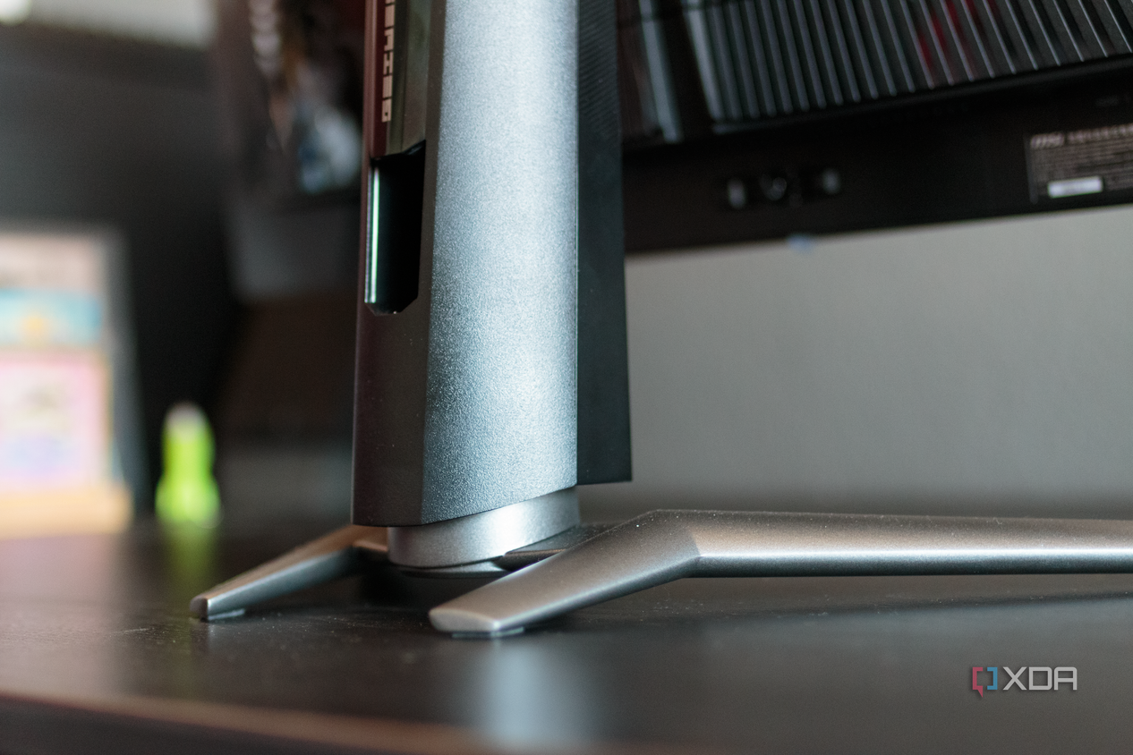 A close-up of the rear of the feet and stand of the MSI MAG 341CQP.